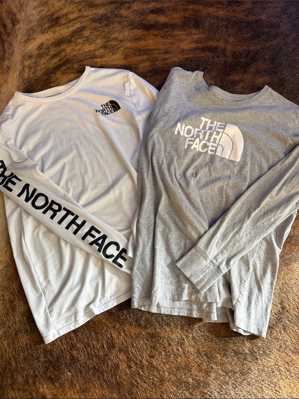 The North Face women’s Long Sleeve Logo Tee - White & Light Gray